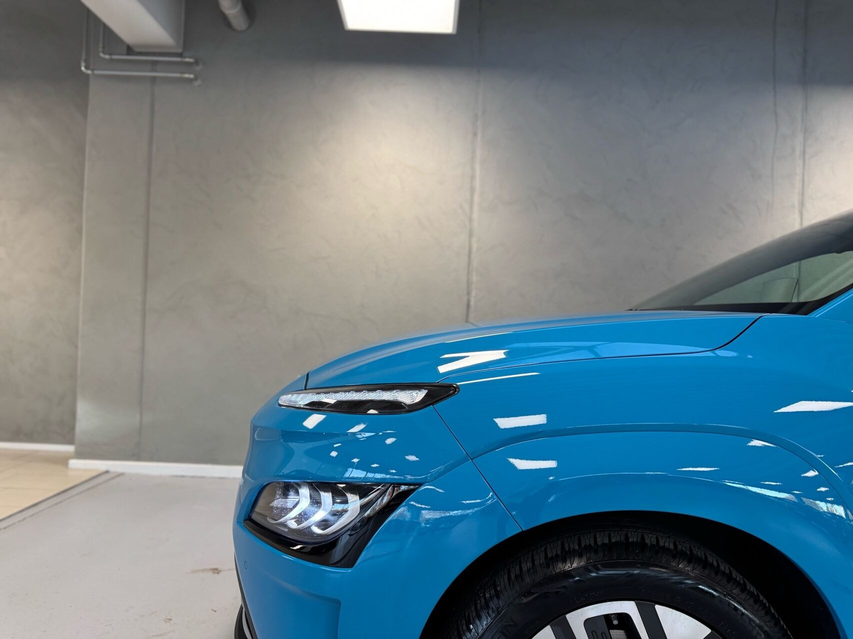 Blå Hyundai Kona fra 2023