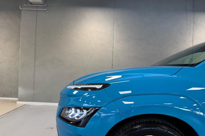 Blå Hyundai Kona fra 2023