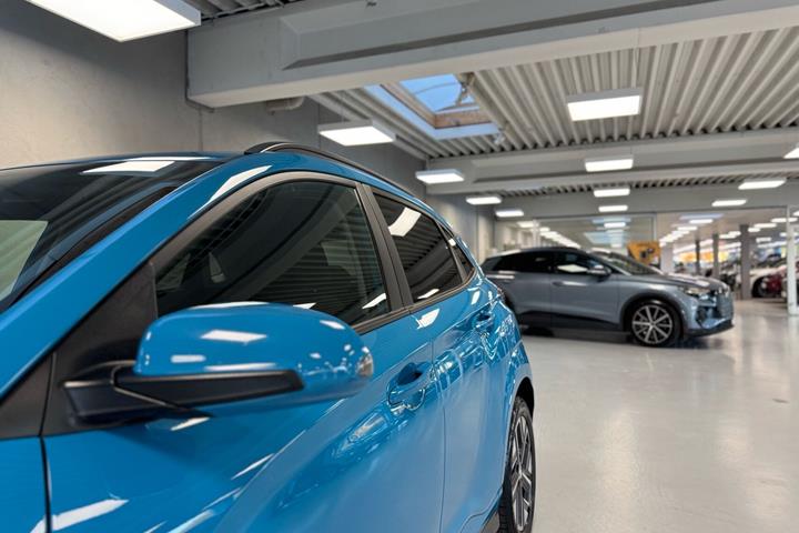Blå Hyundai Kona fra 2023