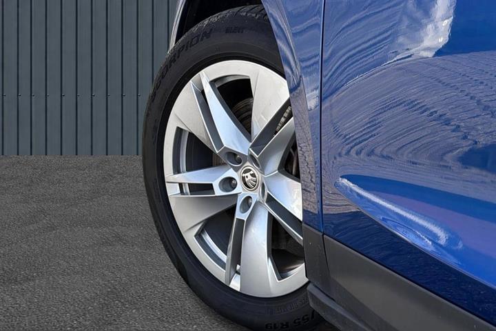 Blå Skoda Enyaq fra 2022