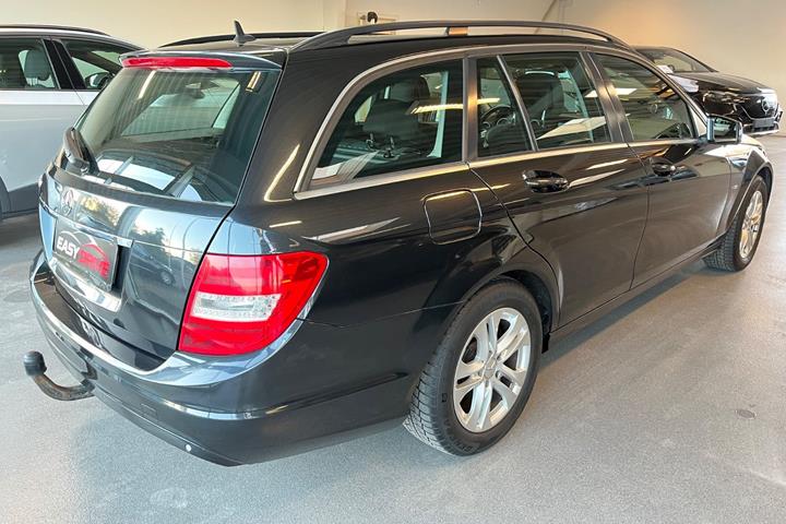 Sort Mercedes C180 fra 2011