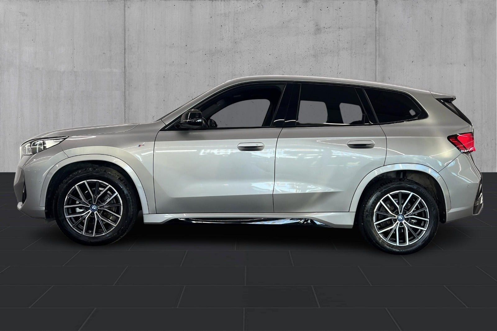 Sølv BMW iX1 fra 2024