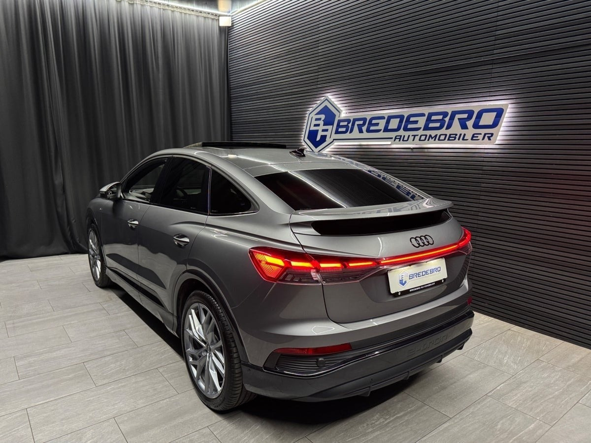 Grå Audi Q4 e-tron fra 2024