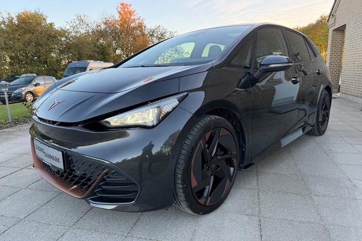 Grå Cupra Born fra 2022 set udefra