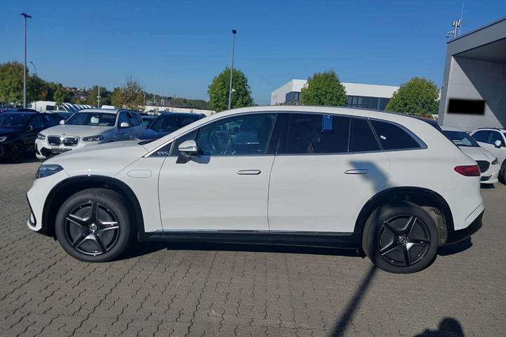 Hvid Mercedes EQS500 fra 2024