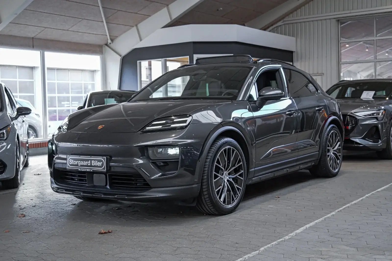 Grå Porsche Macan 4 fra 2025