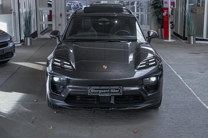 Grå Porsche Macan 4 fra 2025