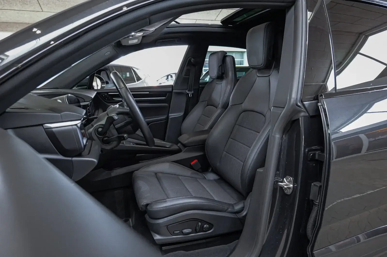 Grå Porsche Macan 4 fra 2025