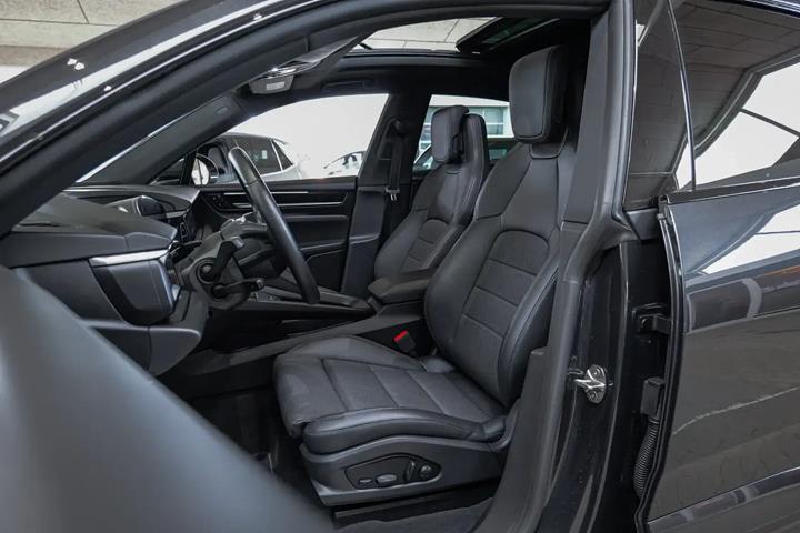 Grå Porsche Macan 4 fra 2025