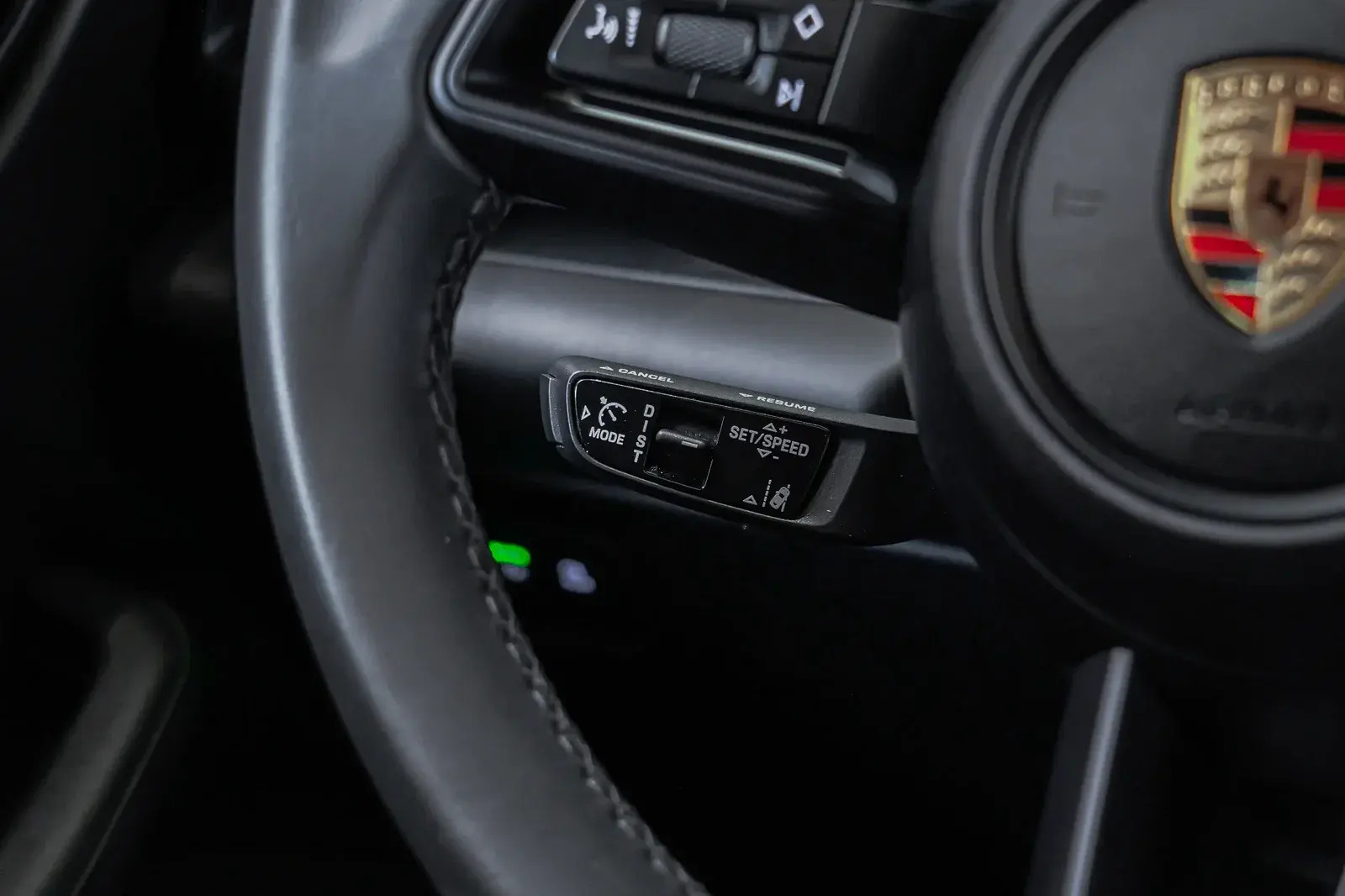 Grå Porsche Macan 4 fra 2025