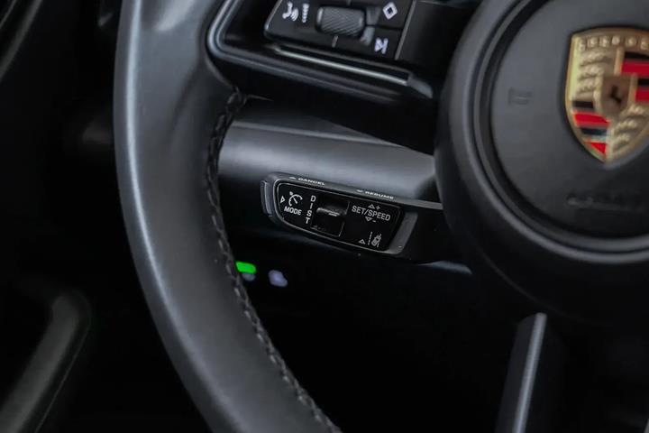 Grå Porsche Macan 4 fra 2025