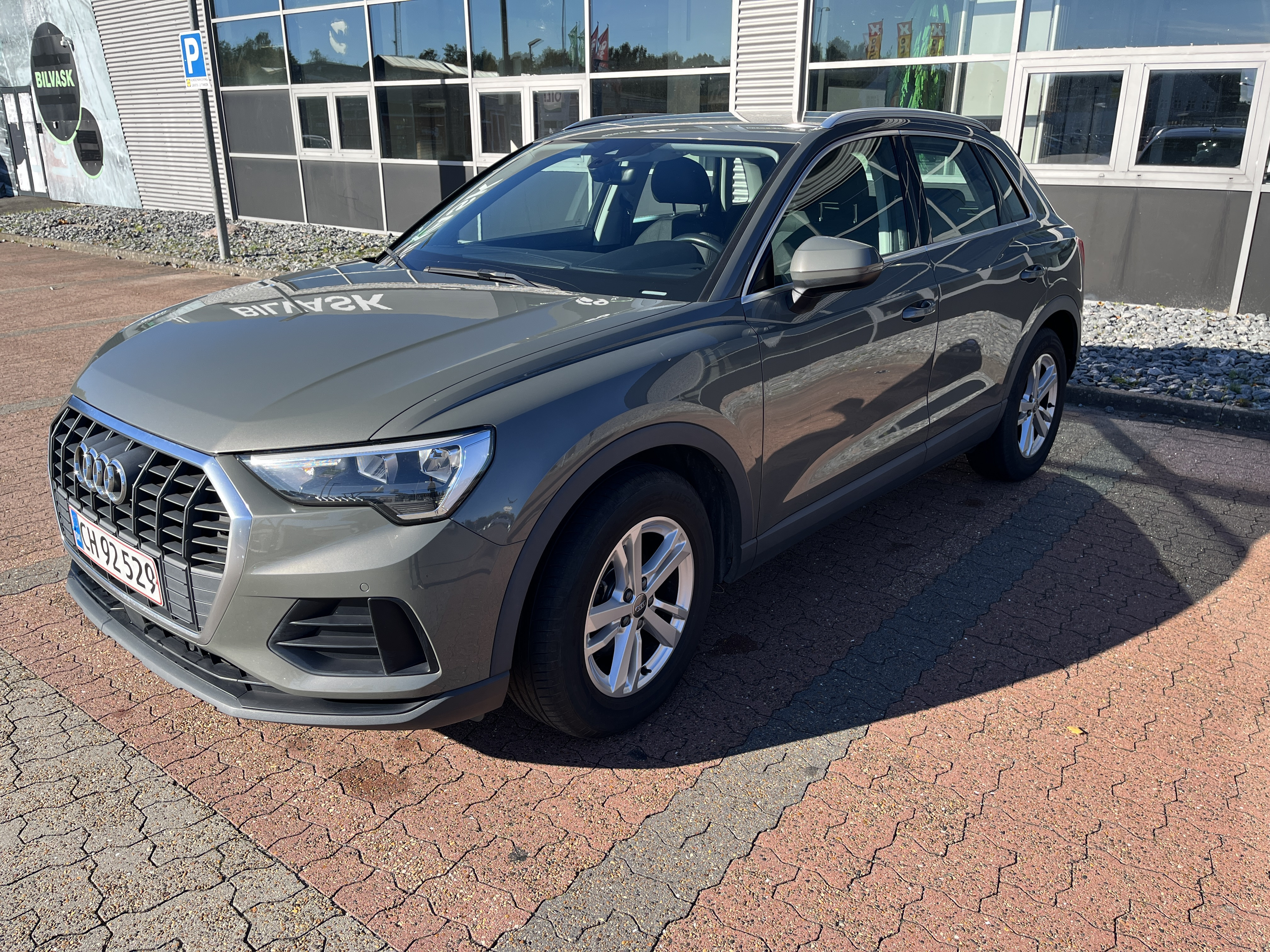 Grå Audi Q3 fra 2019