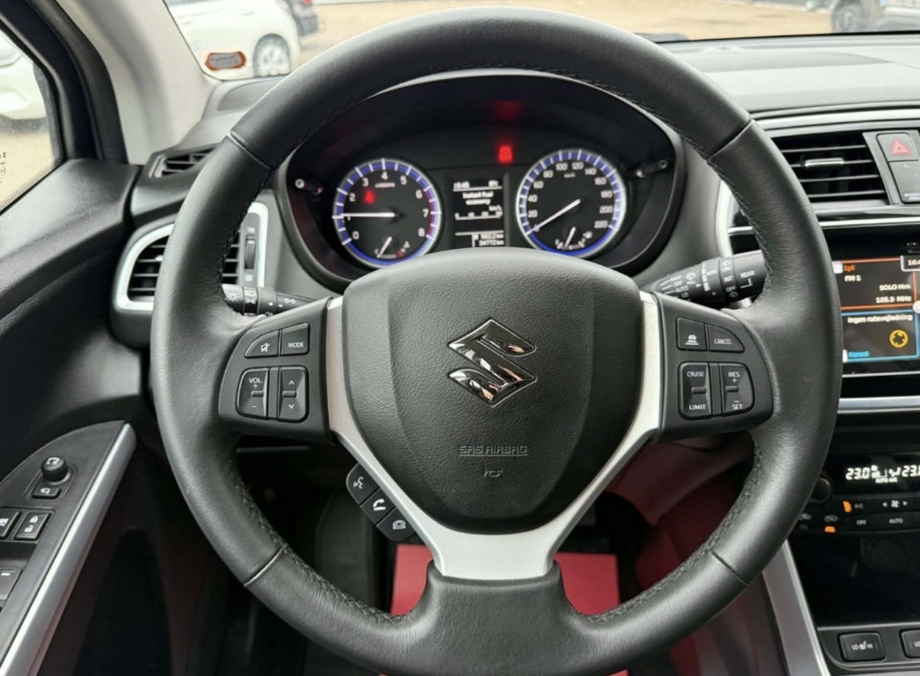 Sølv Suzuki SX4 S-Cross fra 2017