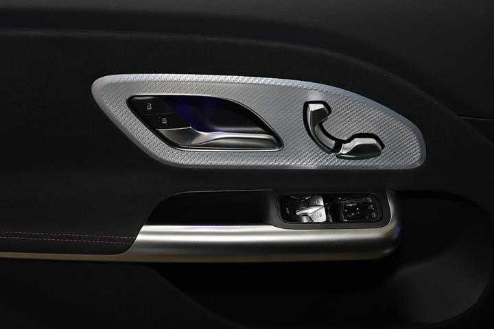 Sort Mercedes GLB250+ fra 2026