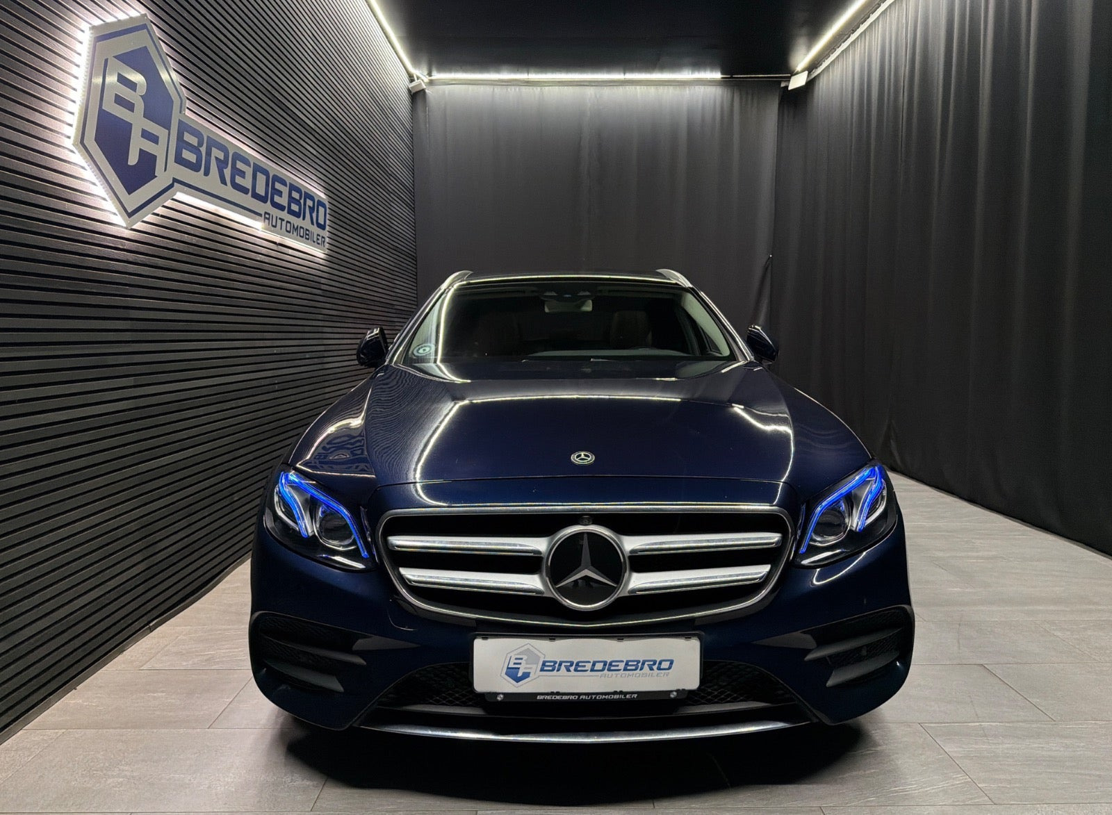 Blå Mercedes E400 fra 2017
