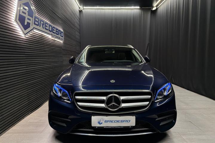 Blå Mercedes E400 fra 2017