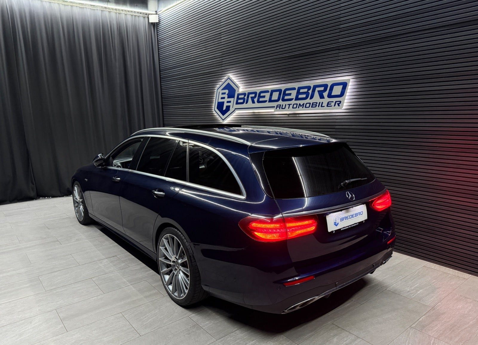 Blå Mercedes E400 fra 2017