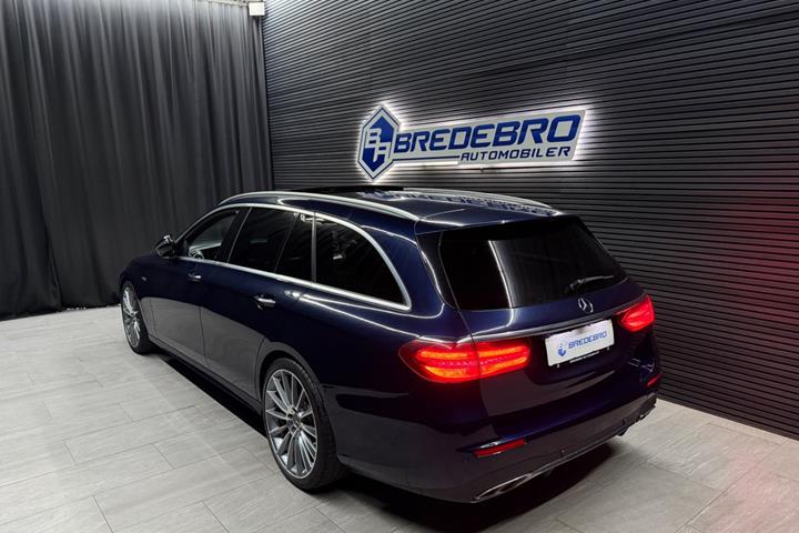 Blå Mercedes E400 fra 2017
