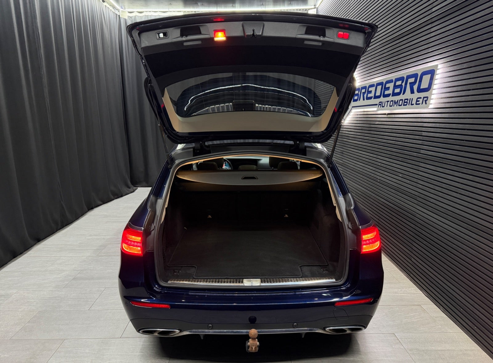 Blå Mercedes E400 fra 2017