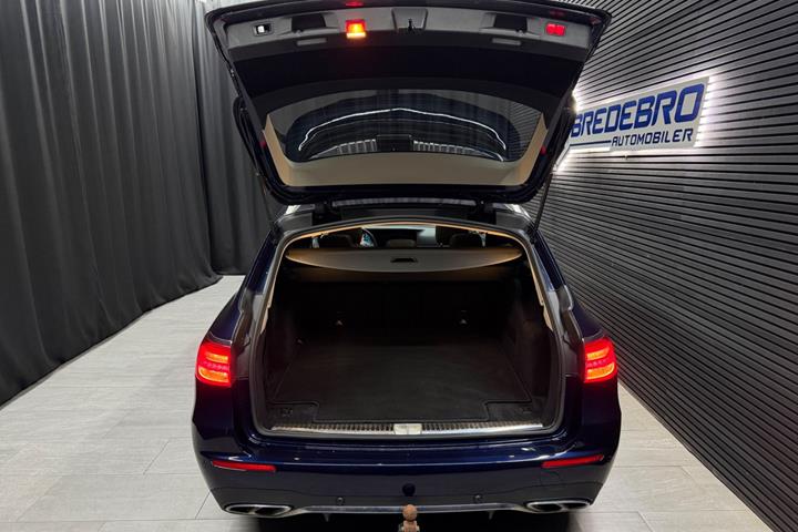 Blå Mercedes E400 fra 2017