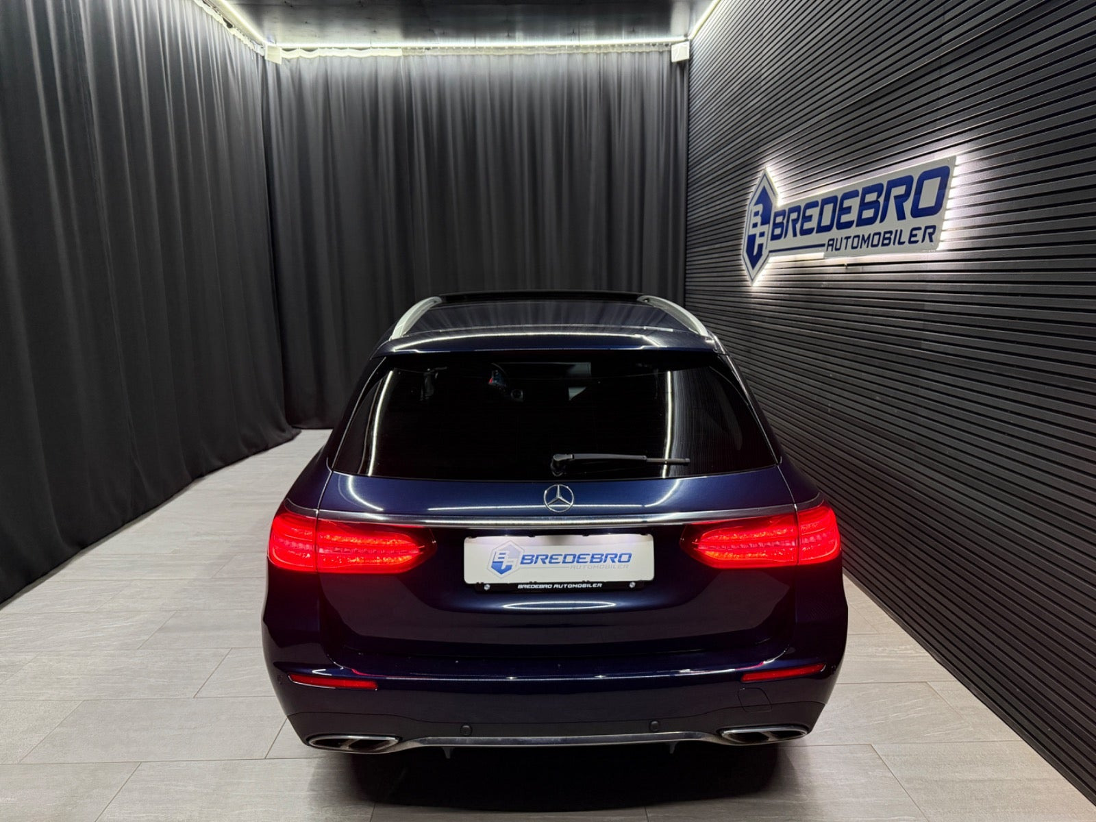 Blå Mercedes E400 fra 2017