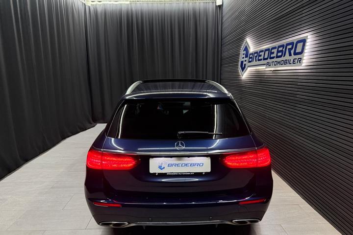 Blå Mercedes E400 fra 2017