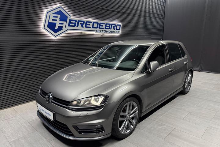 Grå VW Golf VII fra 2017