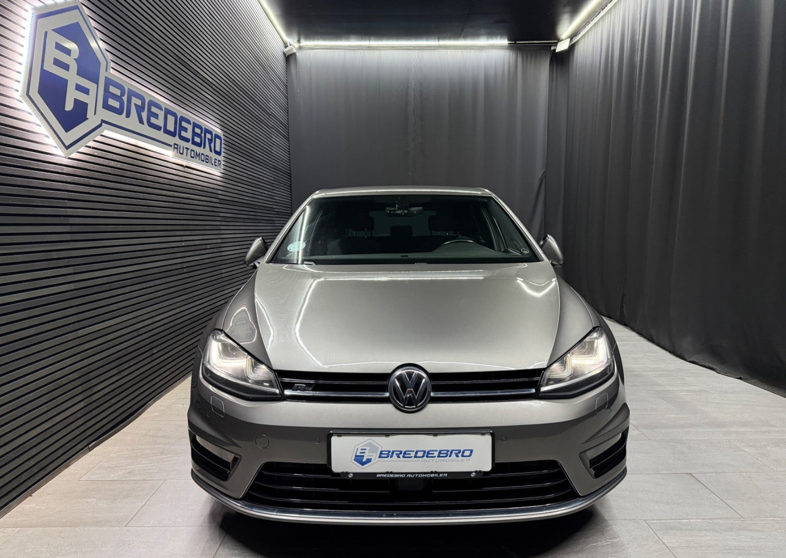 Grå VW Golf VII fra 2017
