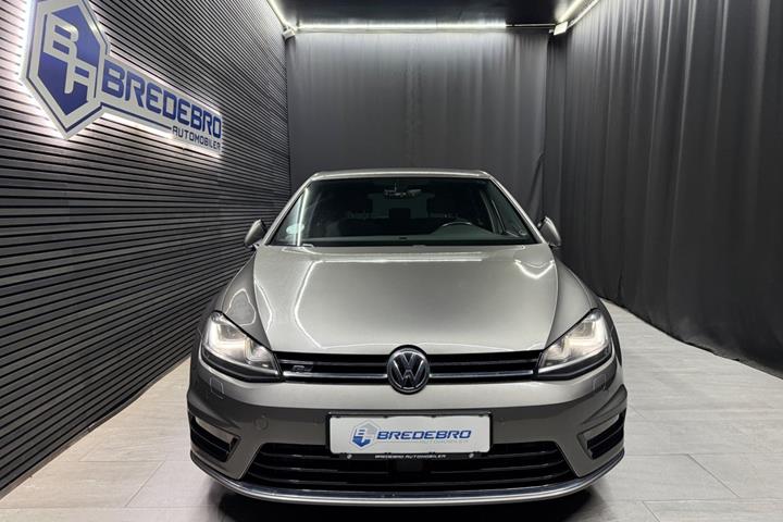 Grå VW Golf VII fra 2017