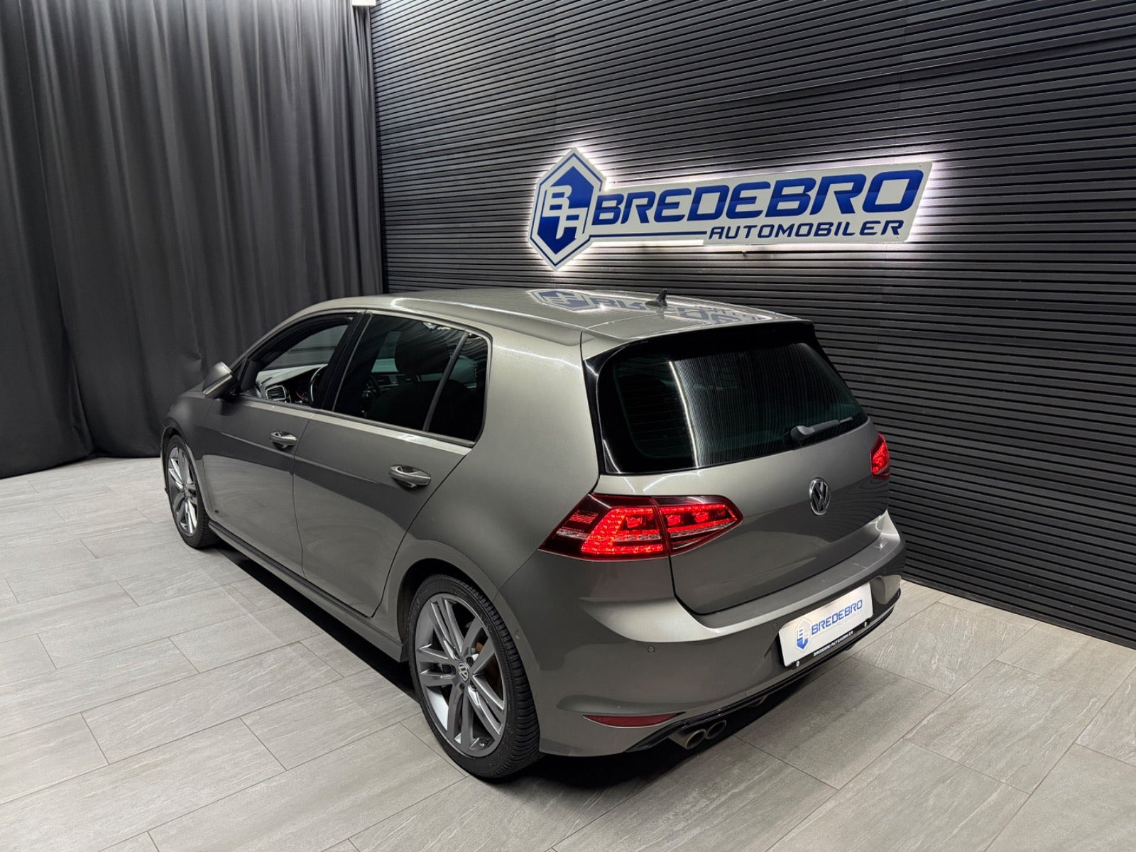 Grå VW Golf VII fra 2017