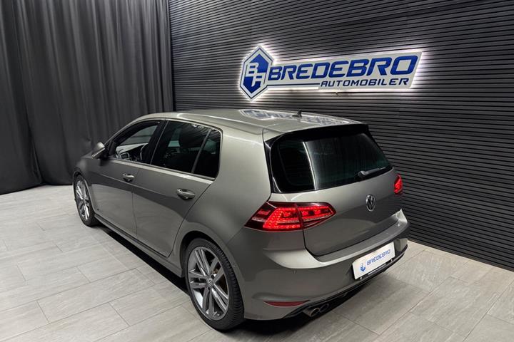 Grå VW Golf VII fra 2017