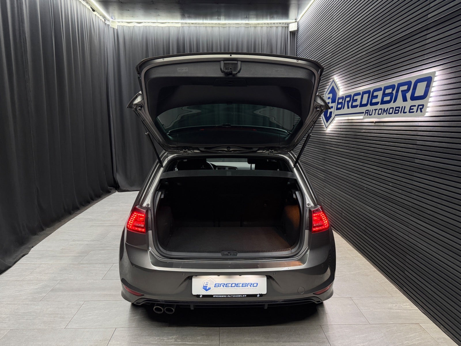 Grå VW Golf VII fra 2017