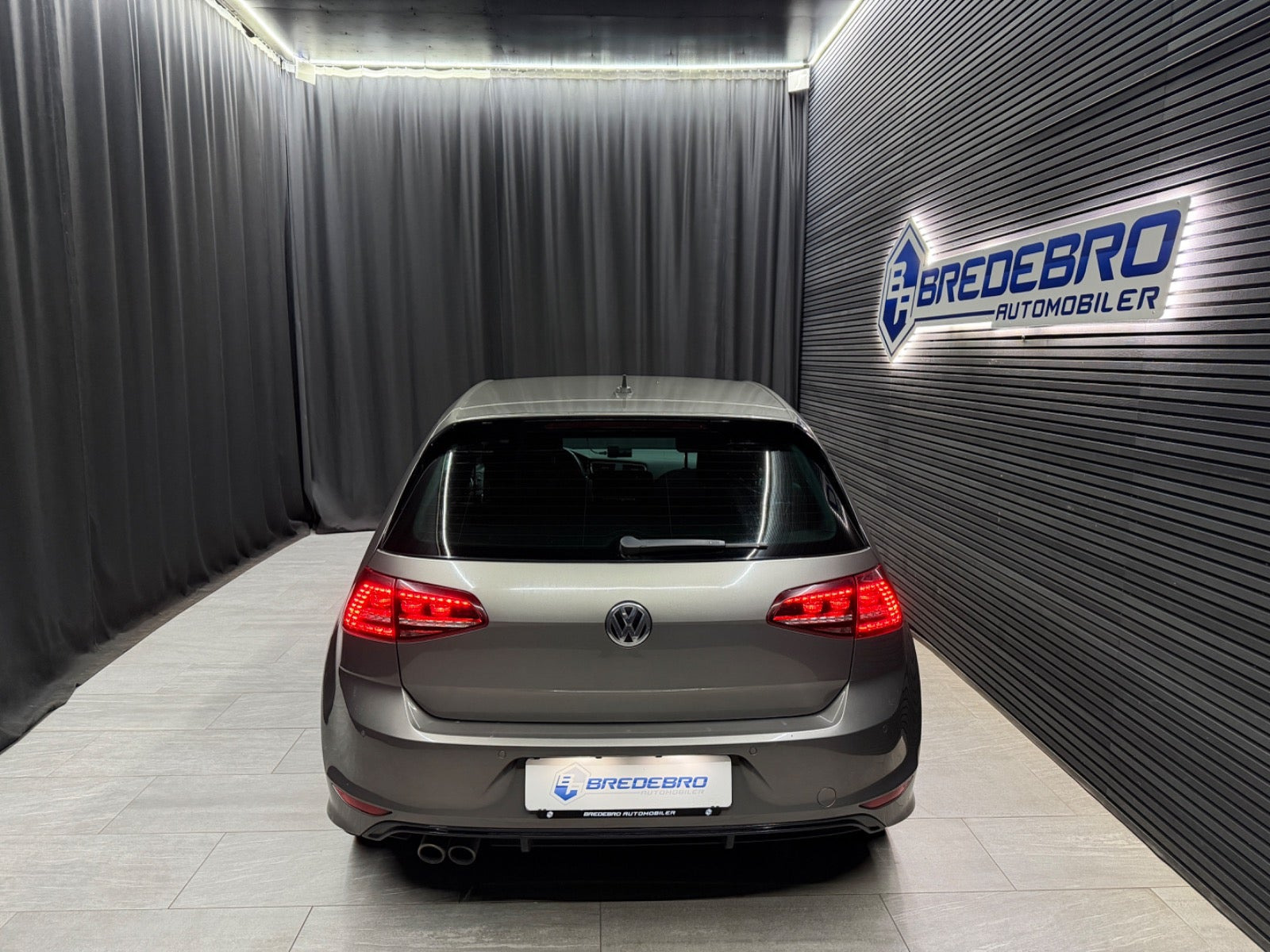 Grå VW Golf VII fra 2017