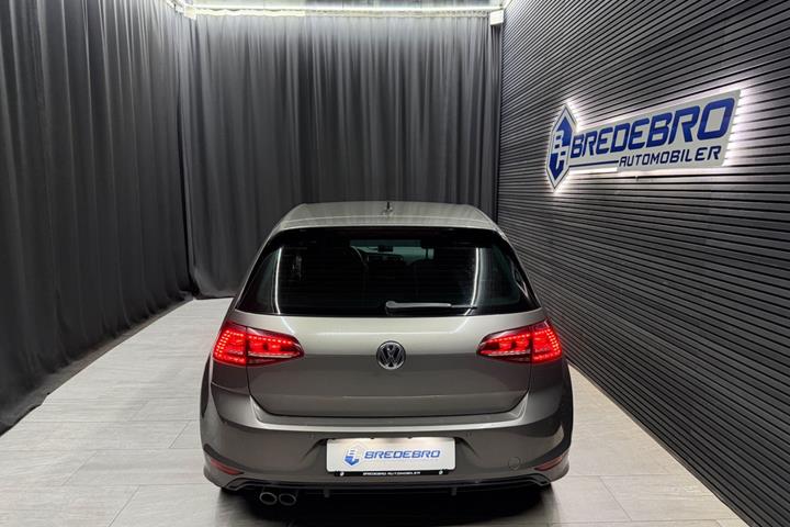 Grå VW Golf VII fra 2017