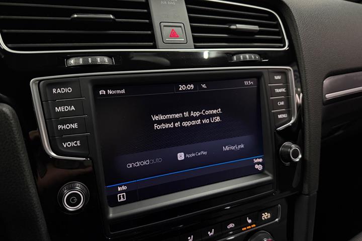 Grå VW Golf VII fra 2017