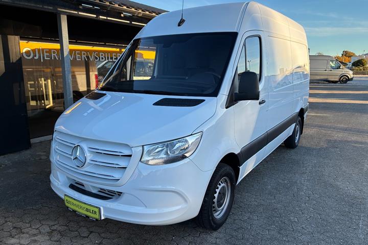 Hvid Mercedes Sprinter 317 fra 2023