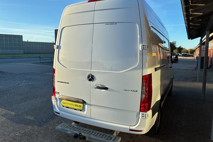 Hvid Mercedes Sprinter 317 fra 2023