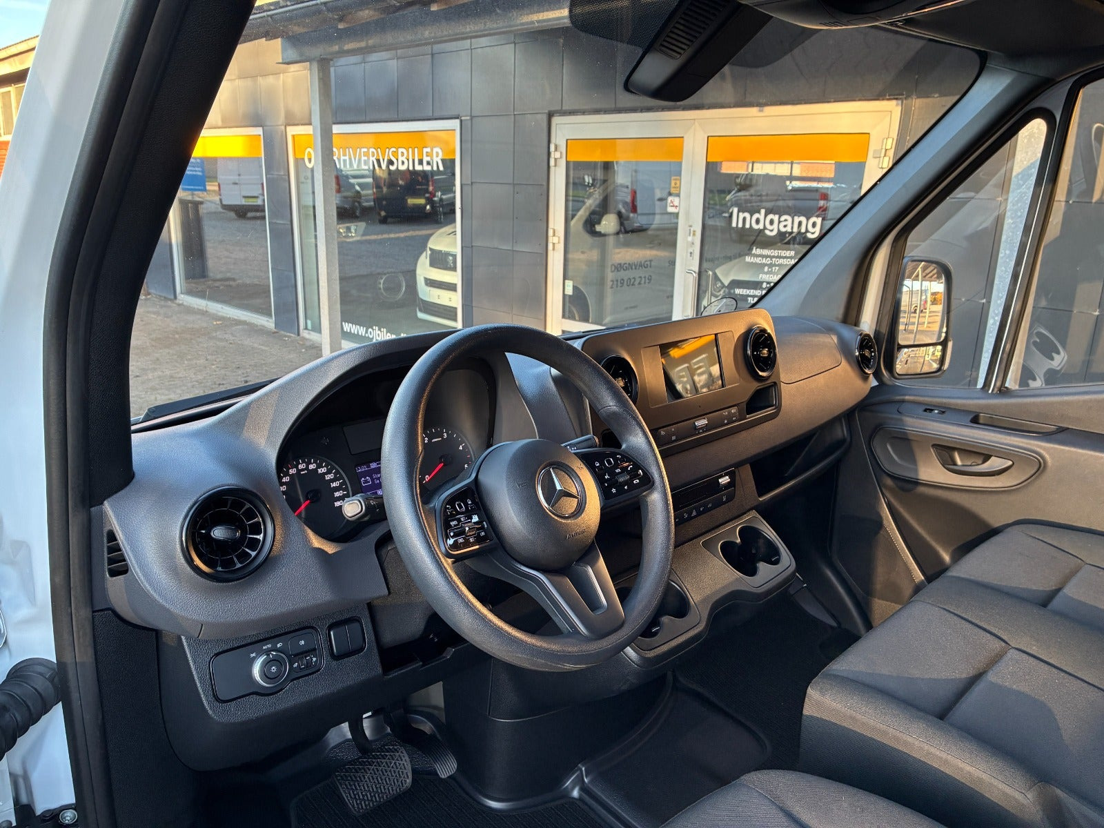 Hvid Mercedes Sprinter 317 fra 2023