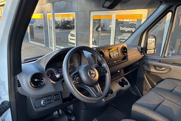 Hvid Mercedes Sprinter 317 fra 2023