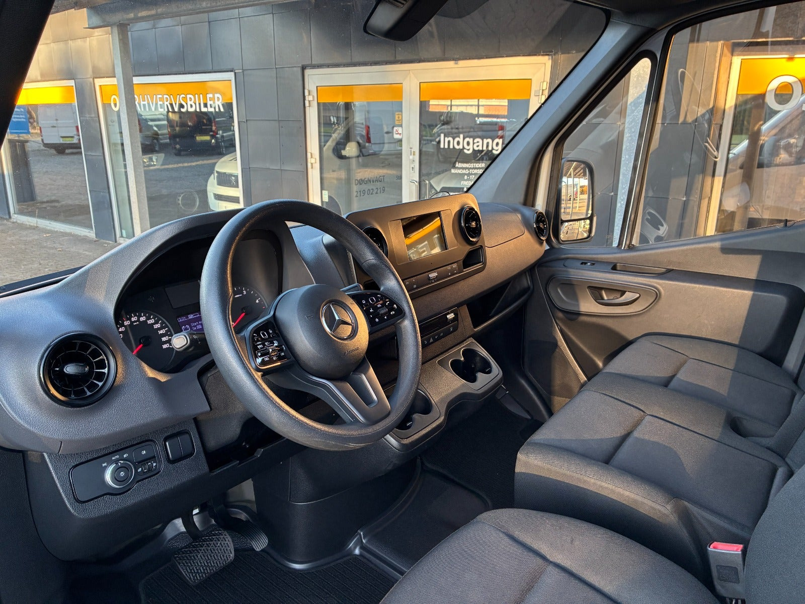 Hvid Mercedes Sprinter 317 fra 2023