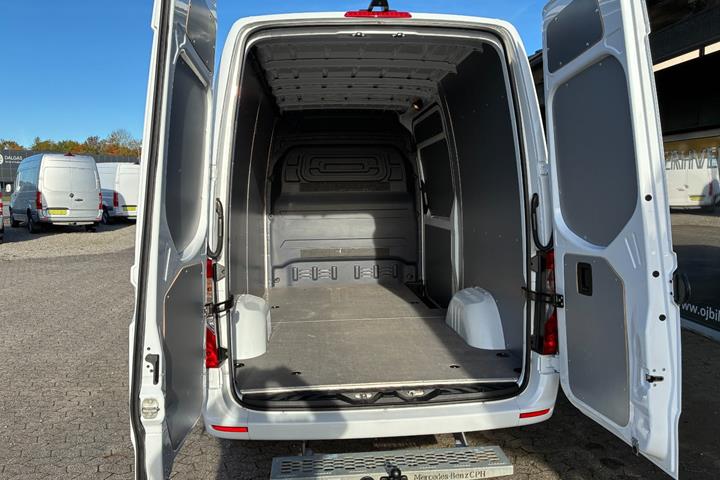 Hvid Mercedes Sprinter 317 fra 2023