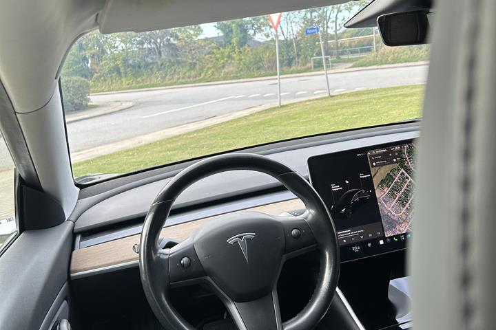 Sort Tesla Model 3 fra 2019