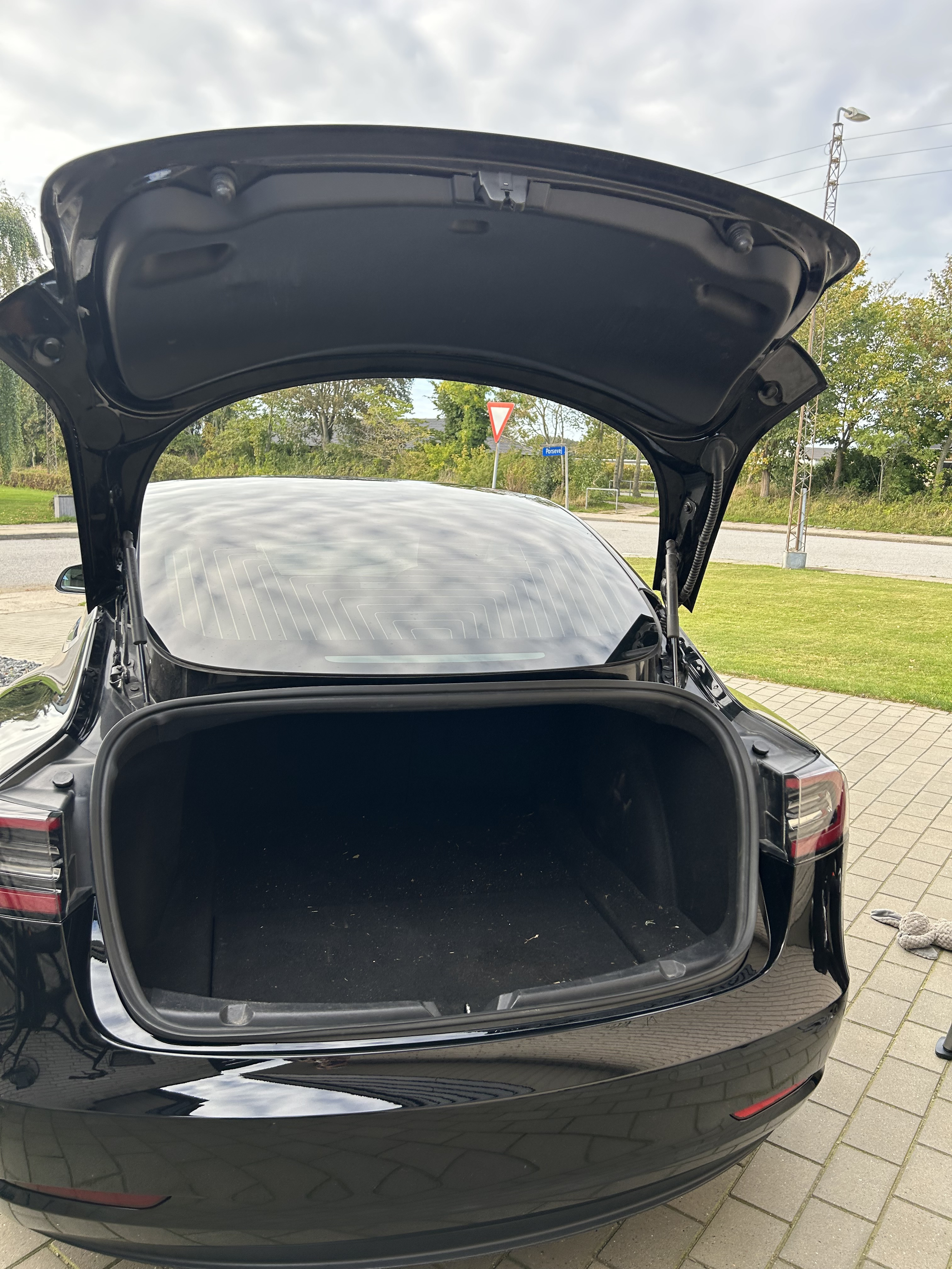Sort Tesla Model 3 fra 2019