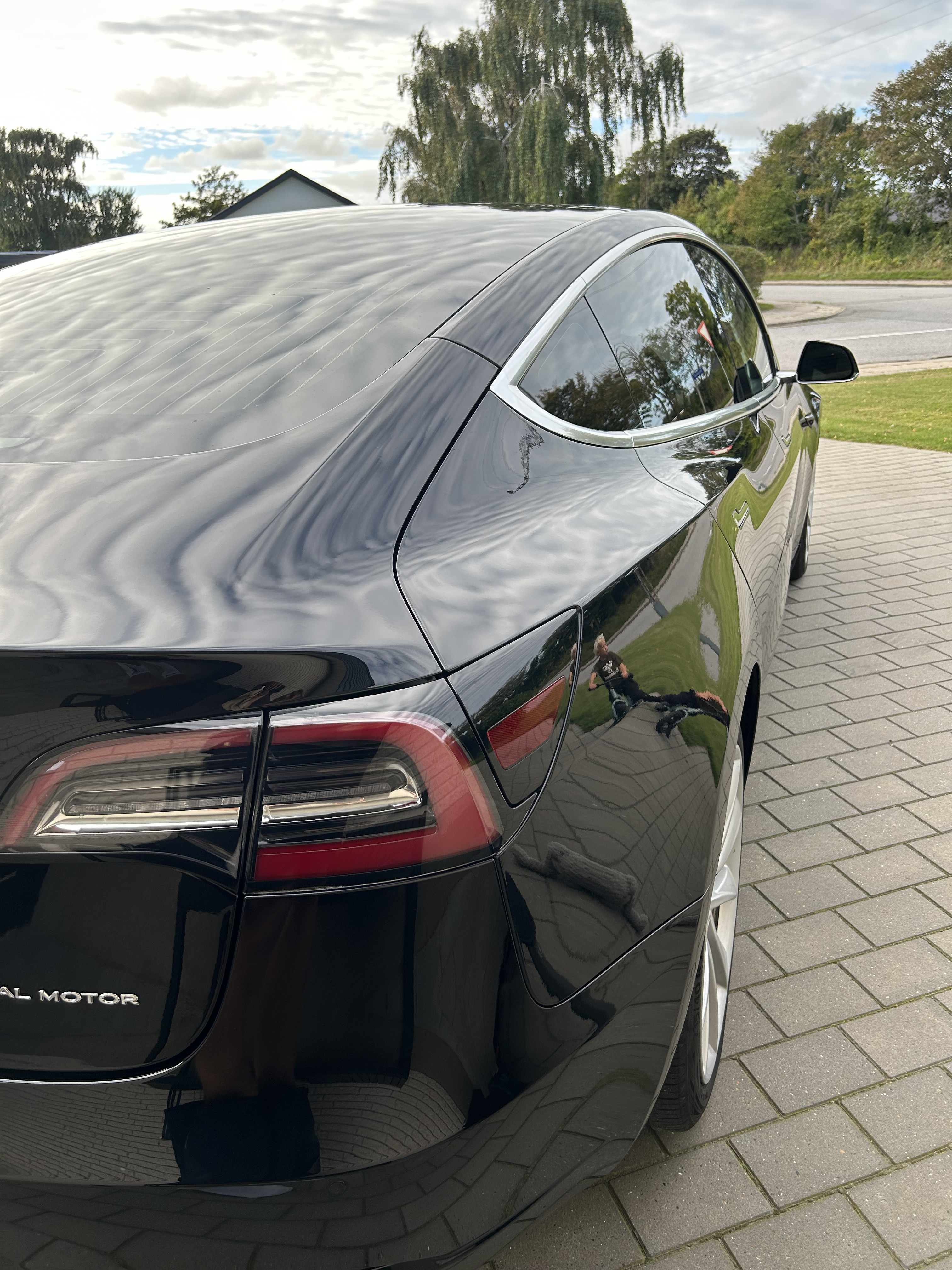 Sort Tesla Model 3 fra 2019