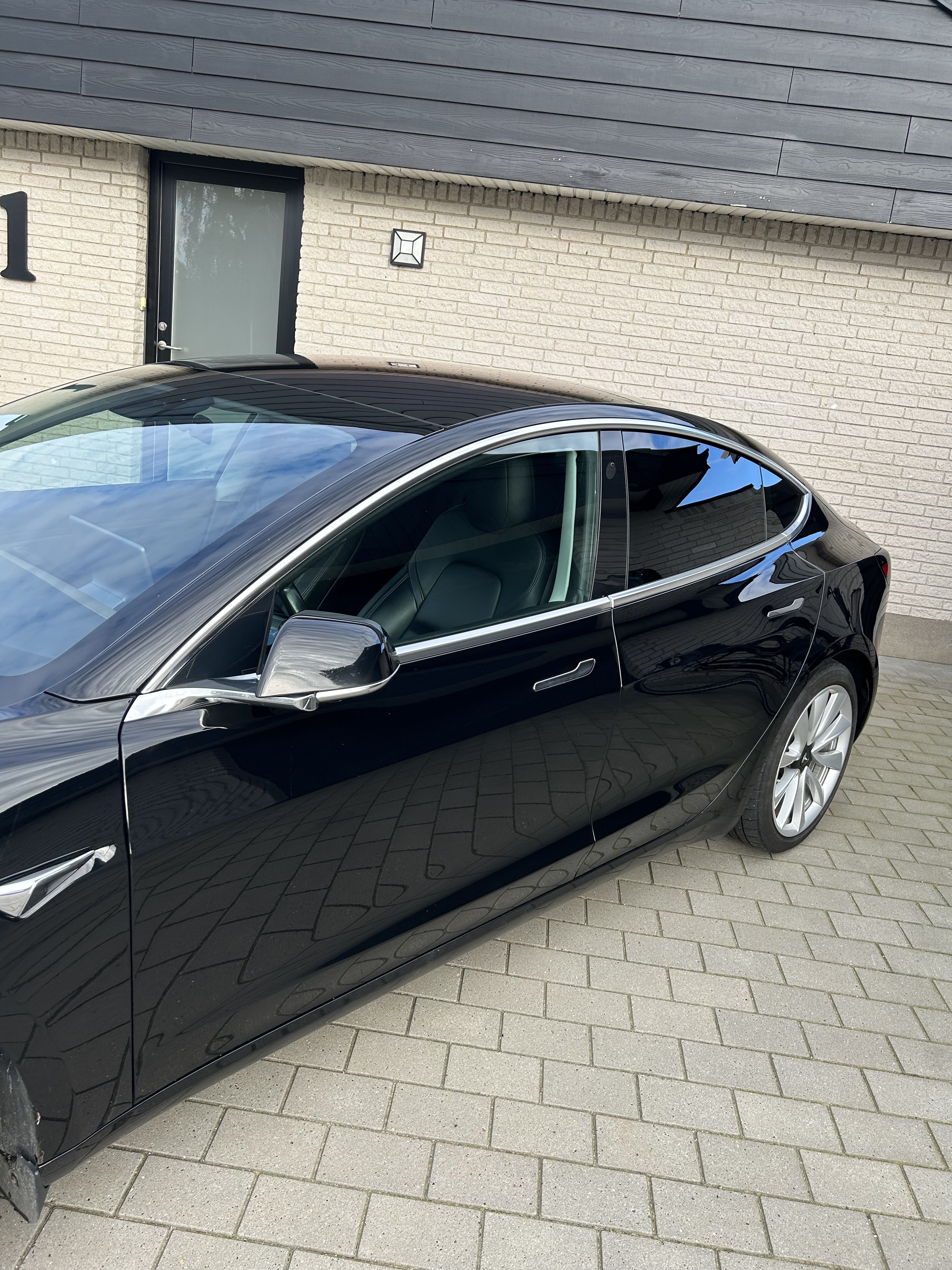 Sort Tesla Model 3 fra 2019