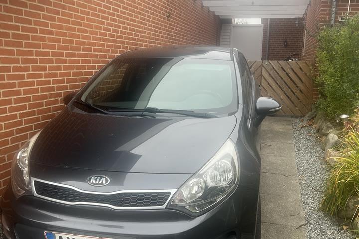 Grå Kia Rio fra 2015