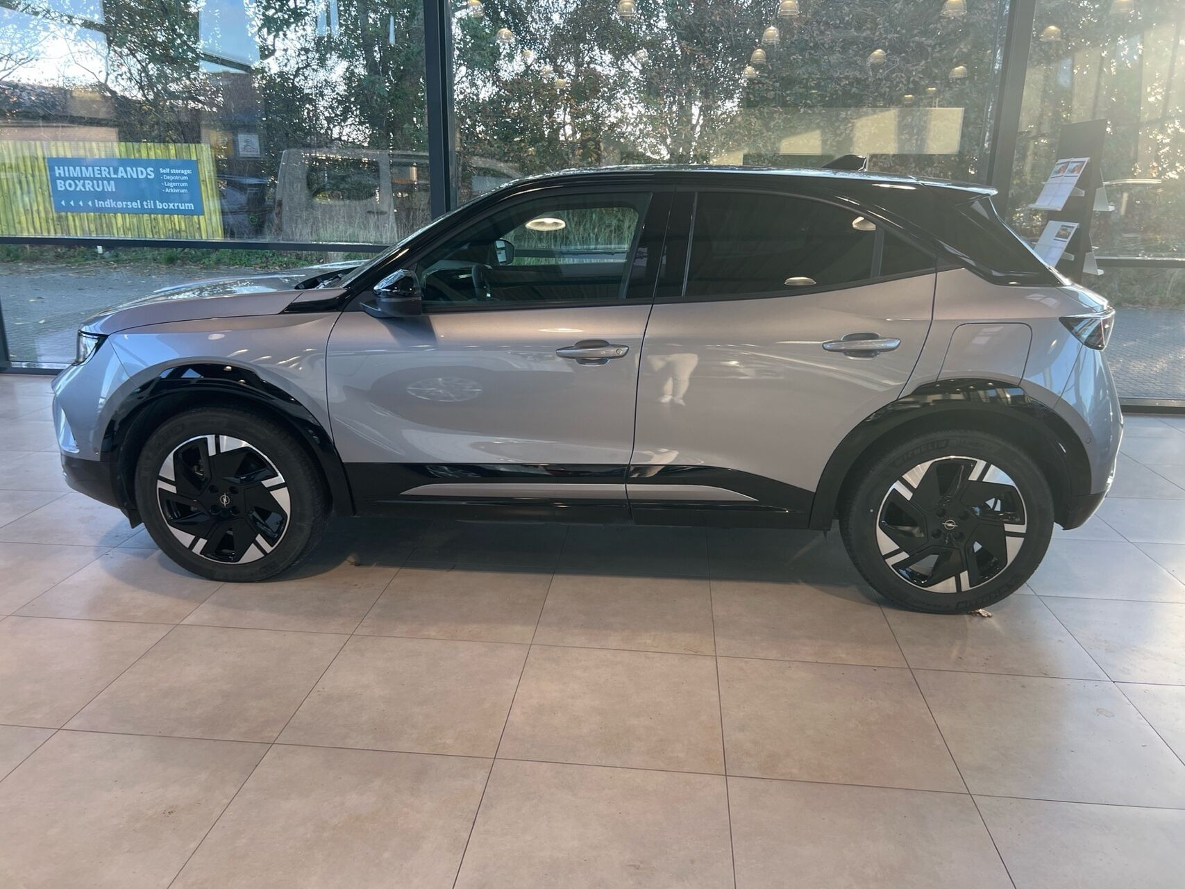 Grå Opel Mokka-e fra 2025