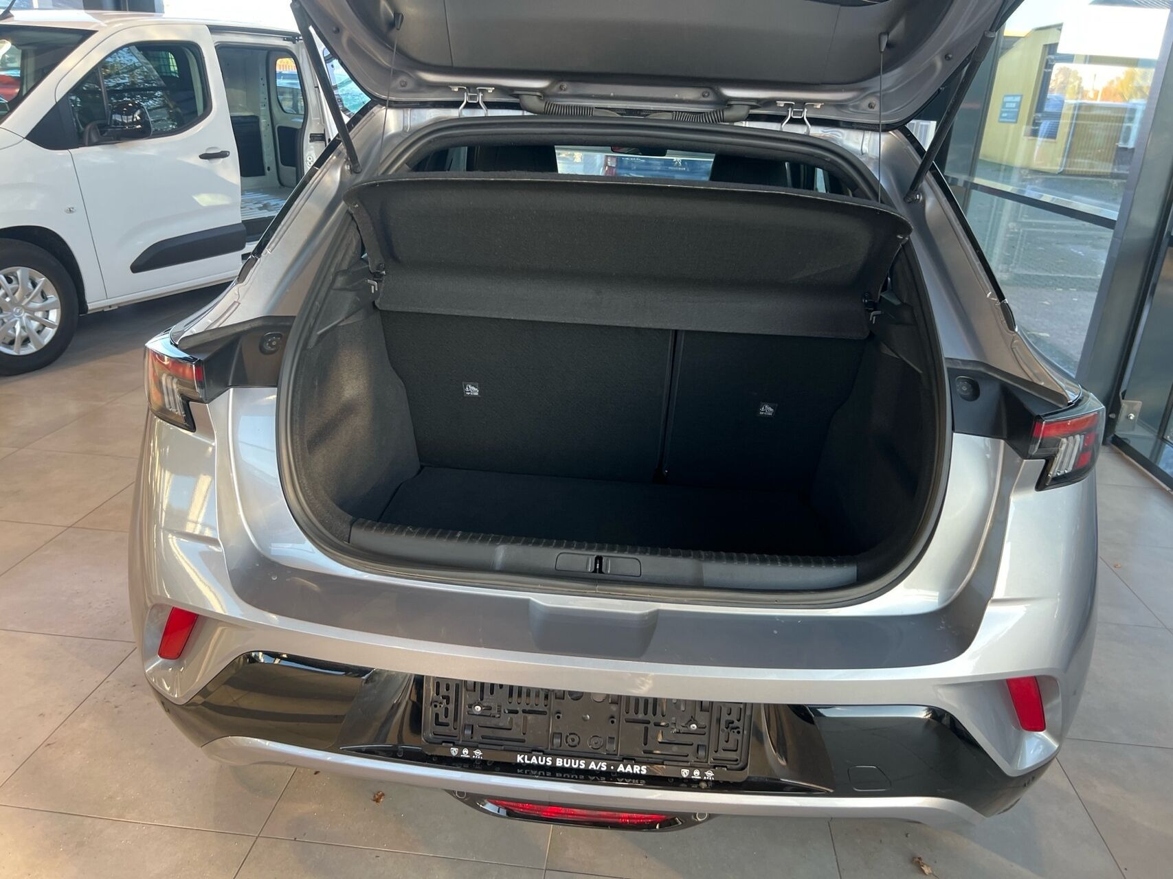 Grå Opel Mokka-e fra 2025