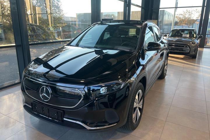 Sort Mercedes EQA250+ fra 2023 set udefra