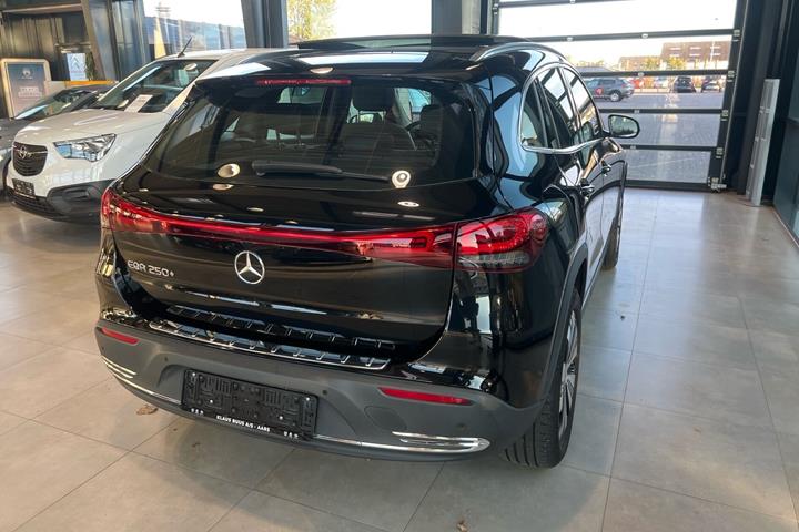 Sort Mercedes EQA250+ fra 2023